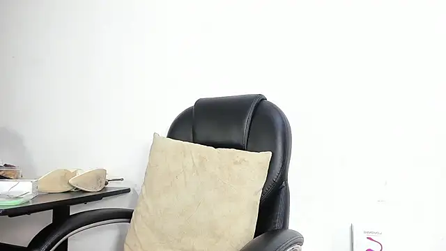 Snapshot of Barbie_girl_69 chatting on November 27, 2025, 5:15 pm Barbie girl 69 online show from November 27, 2025, 5:15 pm