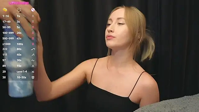 Snapshot of luxmuur chatting on October 18, 2025, 3:02 pm luxmuur online show from October 18, 2025, 3:02 pm