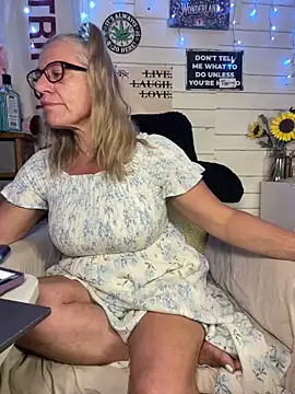 Snapshot of TrenaAnne chatting on May 18, 2026, 5:52 pm TrenaAnne online show from May 18, 2026, 5:52 pm