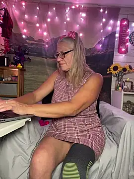 Snapshot of TrenaAnne chatting on June 26, 2026, 2:21 pm TrenaAnne online show from June 26, 2026, 2:21 pm