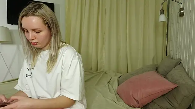 Snapshot of Beatrica_Klein chatting on October 12, 2025, 2:27 pm Beatrica Klein online show from October 12, 2025, 2:27 pm