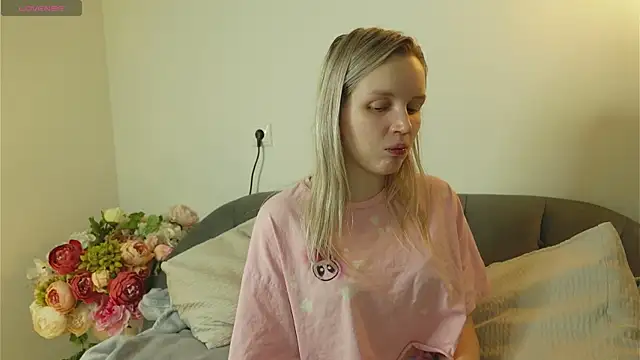 Snapshot of Beatrica_Klein chatting on November 17, 2025, 4:13 pm Beatrica Klein online show from November 17, 2025, 4:13 pm