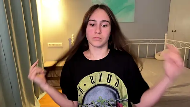 AliceKolltt online show from June 18, 2026, 8:35 pm