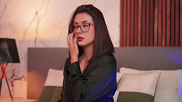 Snapshot of EmaSaenz chatting on December 18, 2024, 9:18 pm EmaSaenz online show from December 18, 2024, 9:18 pm