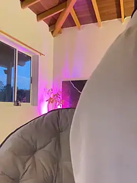 Snapshot of EmaSaenz chatting on January 30, 2025, 11:24 pm EmaSaenz online show from January 30, 2025, 11:24 pm