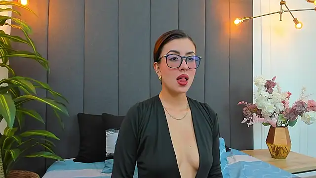 Snapshot of EmaSaenz chatting on February 7, 2025, 11:03 pm EmaSaenz online show from February 7, 2025, 11:03 pm