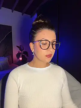 Snapshot of EmaSaenz chatting on October 21, 2025, 10:43 pm EmaSaenz online show from October 21, 2025, 10:43 pm