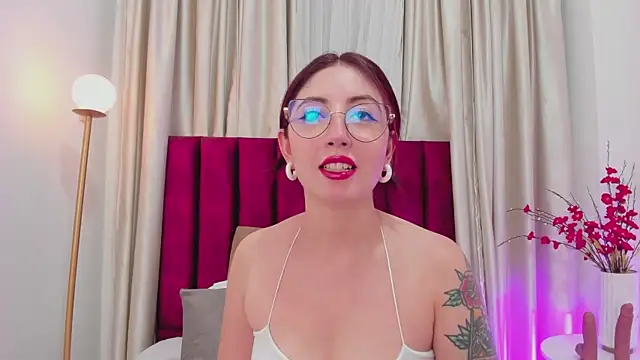 Snapshot of Emilywatsonn chatting on January 27, 2025, 11:43 am Emilywatsonn online show from January 27, 2025, 11:43 am