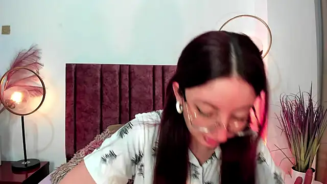 Snapshot of Emilywatsonn chatting on February 7, 2025, 11:45 am Emilywatsonn online show from February 7, 2025, 11:45 am