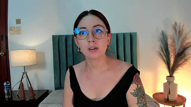 Snapshot of Emilywatsonn chatting on March 4, 2025, 11:40 am Emilywatsonn online show from March 4, 2025, 11:40 am