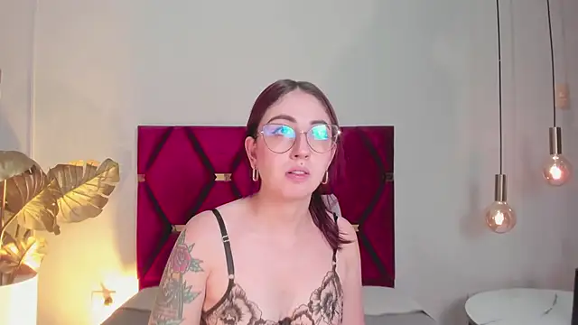 Snapshot of Emilywatsonn chatting on September 13, 2025, 11:48 pm Emilywatsonn online show from September 13, 2025, 11:48 pm