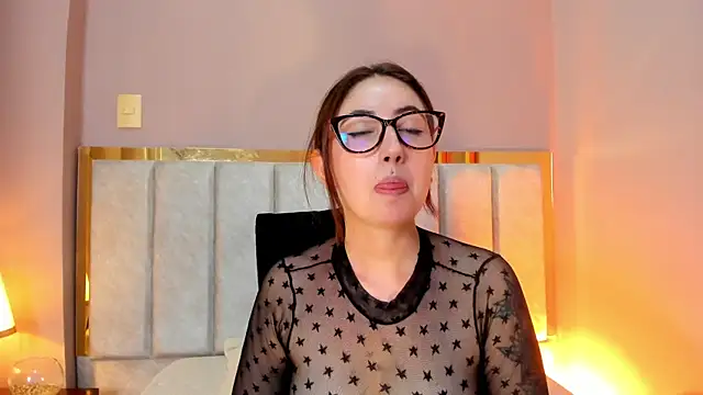 Snapshot of Emilywatsonn chatting on November 29, 2025, 12:24 am Emilywatsonn online show from November 29, 2025, 12:24 am