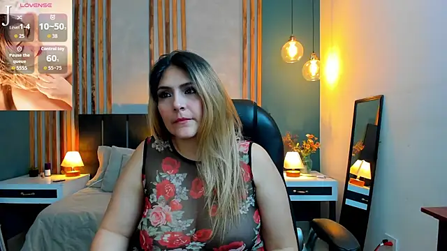 Snapshot of Melanie_silver_ chatting on June 3, 2026, 9:09 pm Melanie silver online show from June 3, 2026, 9:09 pm