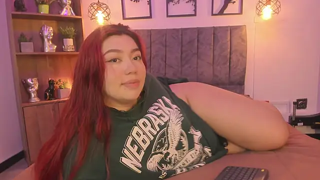 Snapshot of Andy_and_emma chatting on December 9, 2024, 3:54 pm Andy and emma online show from December 9, 2024, 3:54 pm