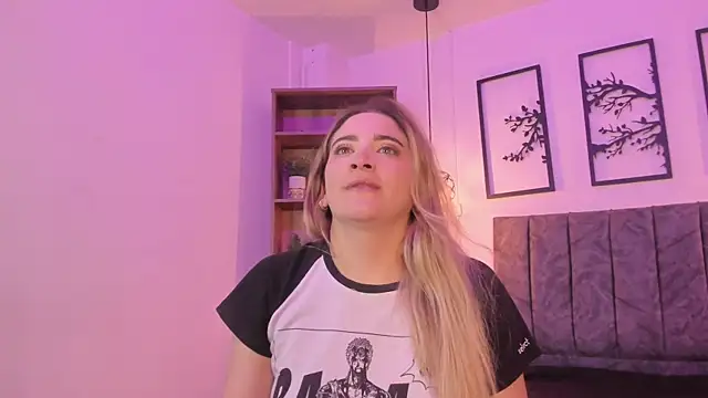 Snapshot of Andy_and_emma chatting on January 3, 2025, 3:44 pm Andy and emma online show from January 3, 2025, 3:44 pm