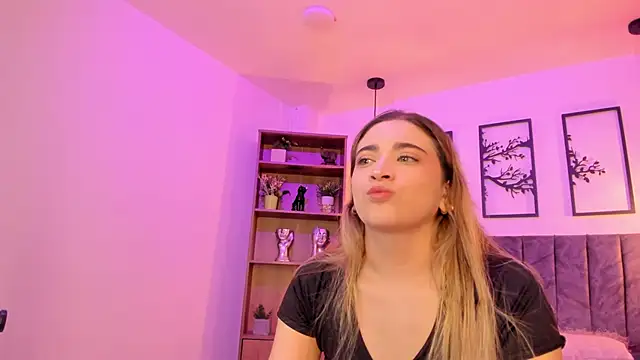 Snapshot of Andy_and_emma chatting on March 20, 2025, 12:43 pm Andy and emma online show from March 20, 2025, 12:43 pm