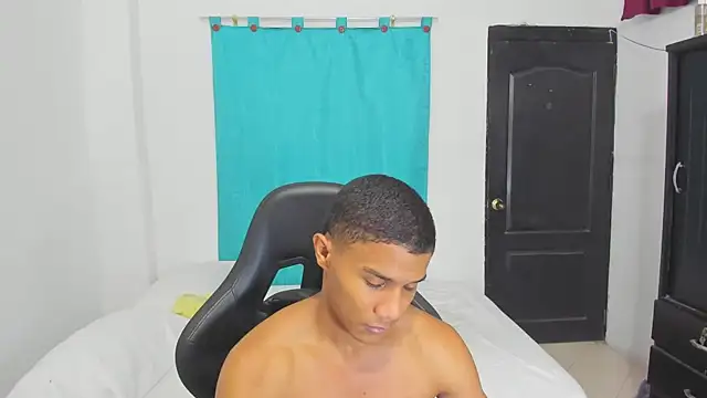 Snapshot of corzoethan chatting on September 12, 2025, 12:00 am corzoethan online show from September 12, 2025, 12:00 am