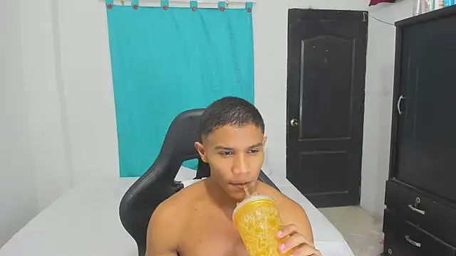 Snapshot of corzoethan chatting on October 7, 2025, 1:03 am corzoethan online show from October 7, 2025, 1:03 am