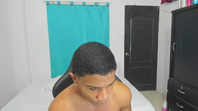 Snapshot of corzoethan chatting on October 17, 2025, 12:25 am corzoethan online show from October 17, 2025, 12:25 am