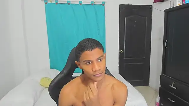 Snapshot of corzoethan chatting on October 19, 2025, 11:38 pm corzoethan online show from October 19, 2025, 11:38 pm