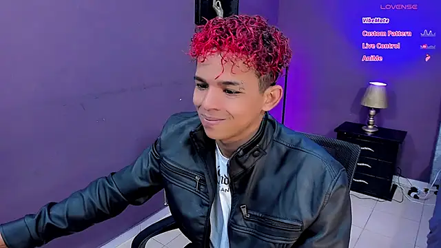 Snapshot of Noah_Smith04 chatting on December 5, 2024, 12:44 pm Noah Smith04 online show from December 5, 2024, 12:44 pm