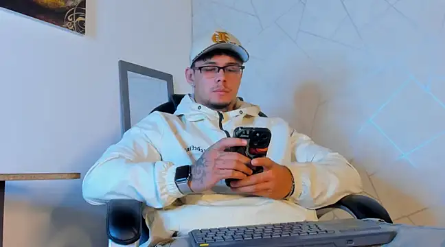 Snapshot of NoahhBrown chatting on February 23, 2025, 3:35 am NoahhBrown online show from February 23, 2025, 3:35 am