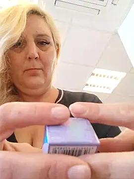 BecciDeluxe online show from January 15, 2026, 12:32 pm