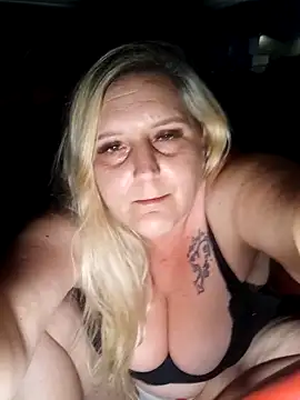 BecciDeluxe online show from April 22, 2026, 7:04 pm