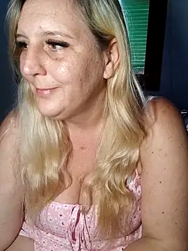 Snapshot of BecciDeluxe chatting on May 4, 2026, 9:27 am BecciDeluxe online show from May 4, 2026, 9:27 am