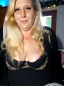 Snapshot of BecciDeluxe chatting on May 8, 2026, 10:53 am BecciDeluxe online show from May 8, 2026, 10:53 am