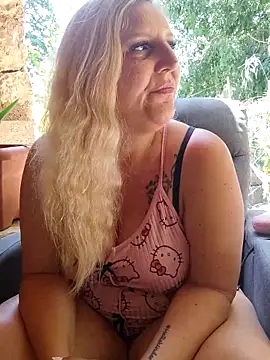 Snapshot of BecciDeluxe chatting on May 31, 2026, 11:17 am BecciDeluxe online show from May 31, 2026, 11:17 am