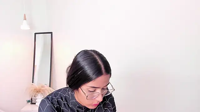 Snapshot of your_khloe chatting on June 9, 2026, 1:45 pm your khloe online show from June 9, 2026, 1:45 pm