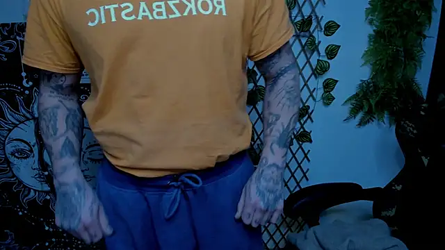 Snapshot of layneinchains chatting on February 4, 2025, 6:46 am layneinchains online show from February 4, 2025, 6:46 am