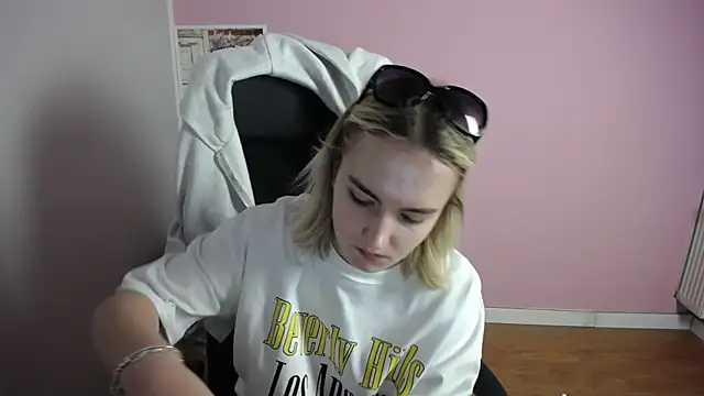Snapshot of viktoria_lovely chatting on May 20, 2026, 6:19 am viktoria lovely online show from May 20, 2026, 6:19 am