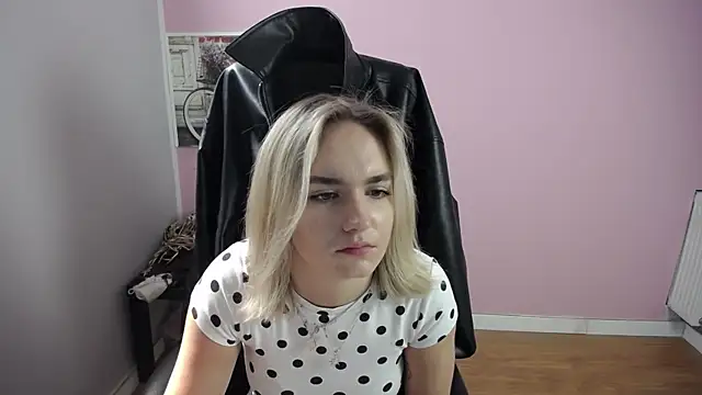 Snapshot of viktoria_lovely chatting on June 17, 2026, 8:39 am viktoria lovely online show from June 17, 2026, 8:39 am