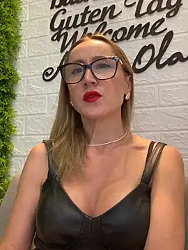 Snapshot of LauraDavis chatting on July 16, 2026, 10:32 am LauraDavis online show from July 16, 2026, 10:32 am