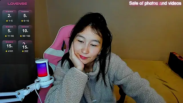 Snapshot of SaraXray chatting on September 8, 2025, 3:44 pm SaraXray online show from September 8, 2025, 3:44 pm