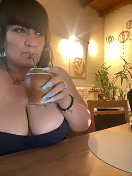 Snapshot of Sensualmente333 chatting on November 5, 2025, 11:32 am Sensualmente333 online show from November 5, 2025, 11:32 am