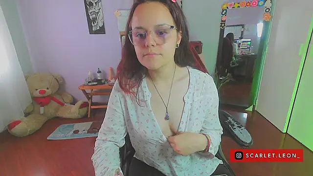 Snapshot of Scarletleon77 chatting on February 17, 2025, 6:37 pm Scarletleon77 online show from February 17, 2025, 6:37 pm