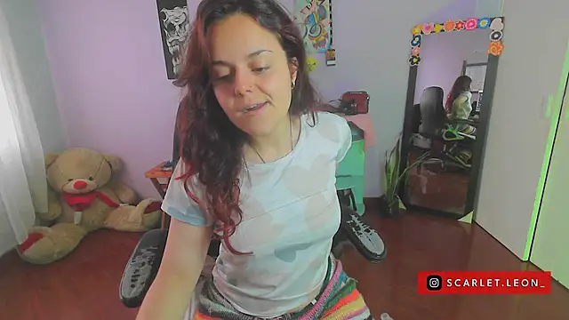 Snapshot of Scarletleon77 chatting on February 21, 2025, 4:05 pm Scarletleon77 online show from February 21, 2025, 4:05 pm