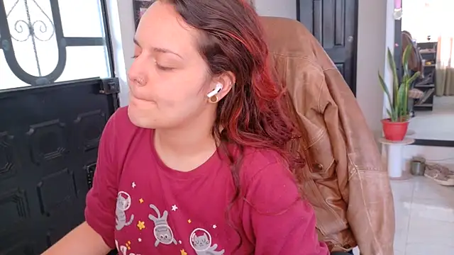 Snapshot of Scarletleon77 chatting on June 4, 2026, 3:40 pm Scarletleon77 online show from June 4, 2026, 3:40 pm
