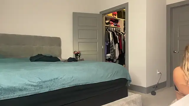 Snapshot of ElenaErickson chatting on December 19, 2024, 12:02 am ElenaErickson online show from December 19, 2024, 12:02 am