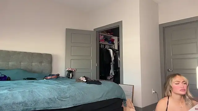 Snapshot of ElenaErickson chatting on January 20, 2025, 10:59 pm ElenaErickson online show from January 20, 2025, 10:59 pm