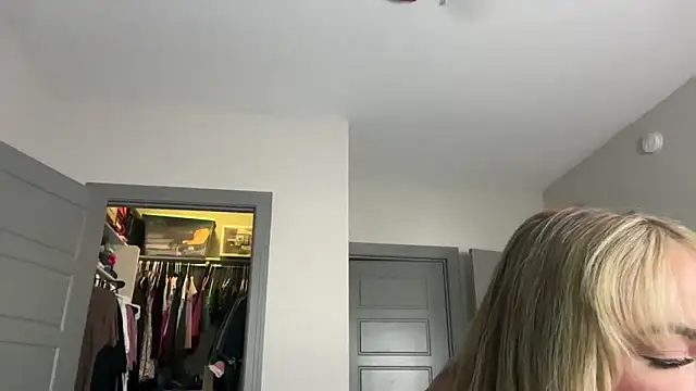 Snapshot of ElenaErickson chatting on February 10, 2025, 11:23 pm ElenaErickson online show from February 10, 2025, 11:23 pm