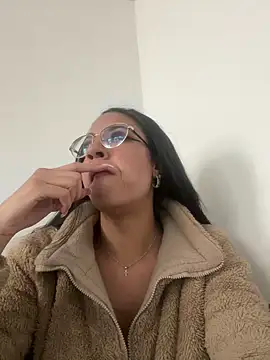 valentinabaez online show from February 12, 2025, 6:09 pm