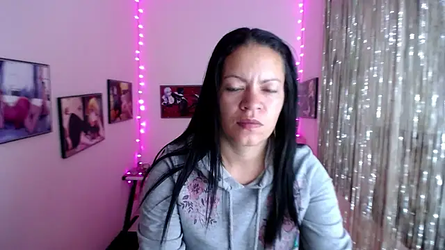 Snapshot of Cristal_w chatting on February 9, 2025, 3:34 pm Cristal w online show from February 9, 2025, 3:34 pm