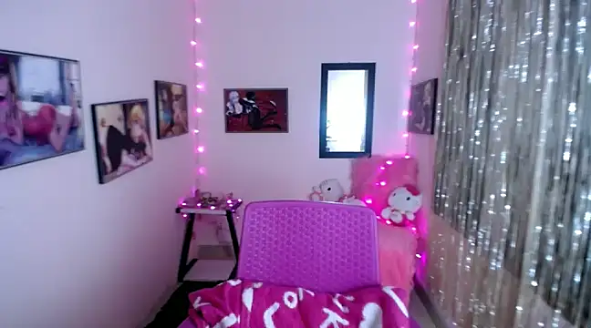 Snapshot of Cristal_w chatting on February 13, 2025, 12:21 pm Cristal w online show from February 13, 2025, 12:21 pm