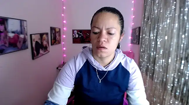 Snapshot of Cristal_w chatting on February 25, 2025, 12:13 pm Cristal w online show from February 25, 2025, 12:13 pm