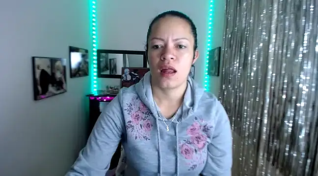 Snapshot of Cristal_w chatting on March 20, 2025, 12:22 pm Cristal w online show from March 20, 2025, 12:22 pm