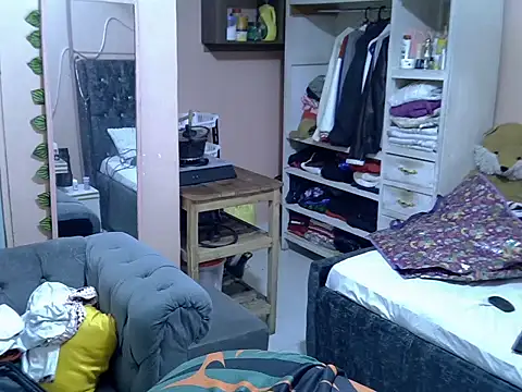 Snapshot of slender-qwene chatting on August 3, 2026, 11:15 am slender-qwene online show from August 3, 2026, 11:15 am